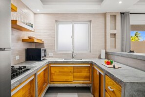 Fridge, microwave, oven, stovetop - 2BR Aruba Comfort Retreat w/ Pool, BBQ & Gated! (Oranjestad)