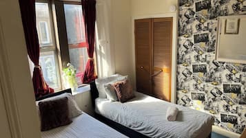 4 bedrooms, iron/ironing board, internet, bed sheets