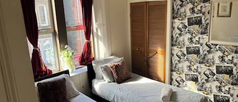 4 slaapkamers, een strijkplank/strijkijzer, internet, beddengoed