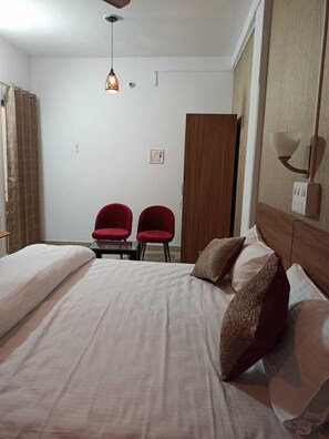 Deluxe tweepersoonskamer, balkon, uitzicht op de stad | Een laptopwerkplek, gratis wifi