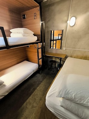 Tabla de planchar con plancha, wifi gratis y ropa de cama
