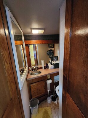 淋浴设施、毛巾、肥皂、卫生纸