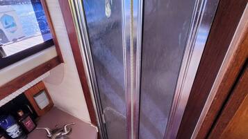 Douche, serviettes fournies, savon, papier toilette