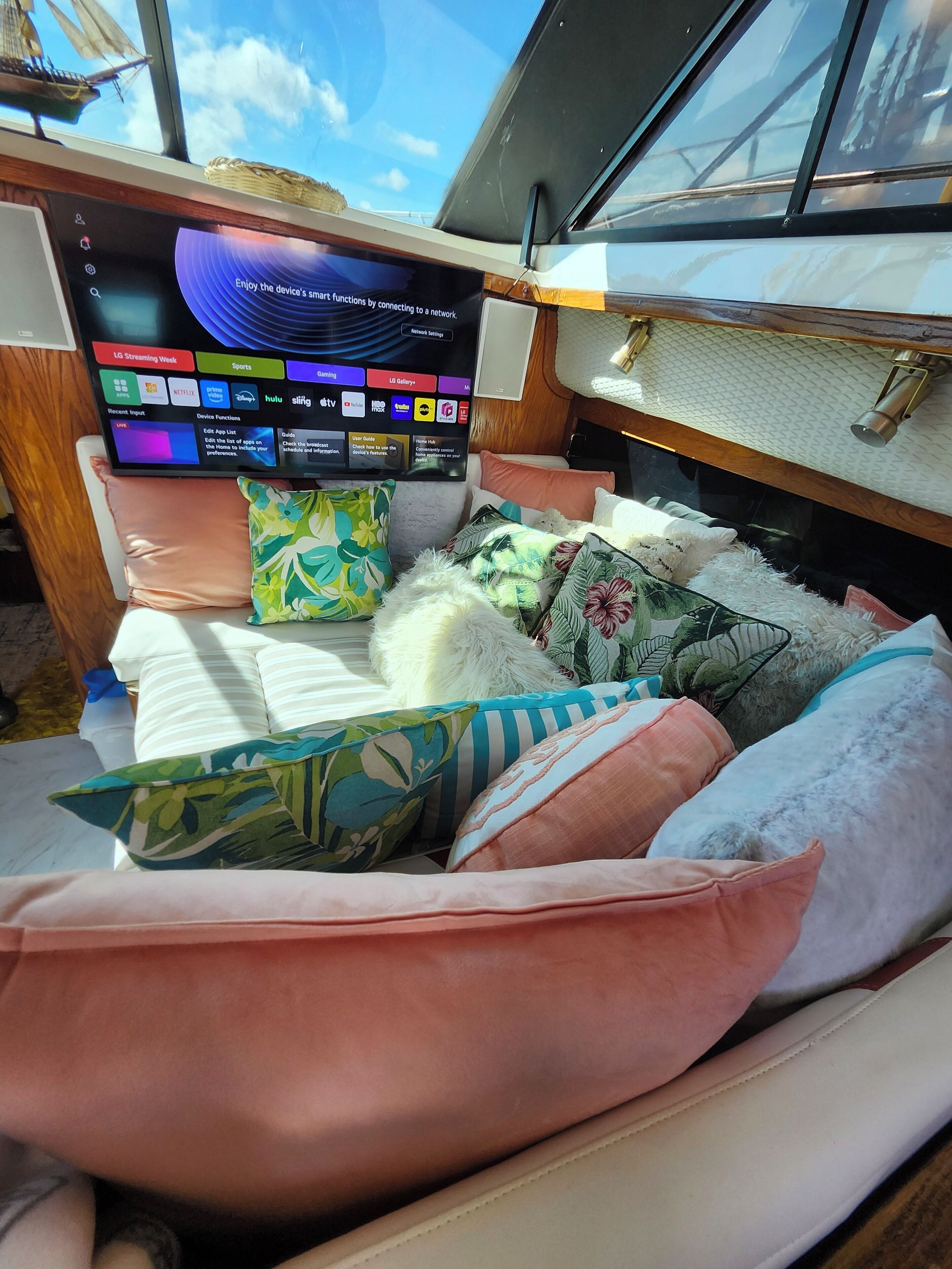 2 bedrooms, internet, bed sheets