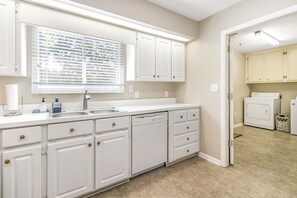 Fridge, microwave, oven, stovetop - Quiet Gainesville 3BR 2BA - Extended Stay (Gainesville)