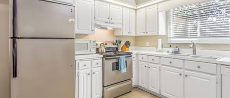 Frigorífico, microondas, horno y placa de cocina