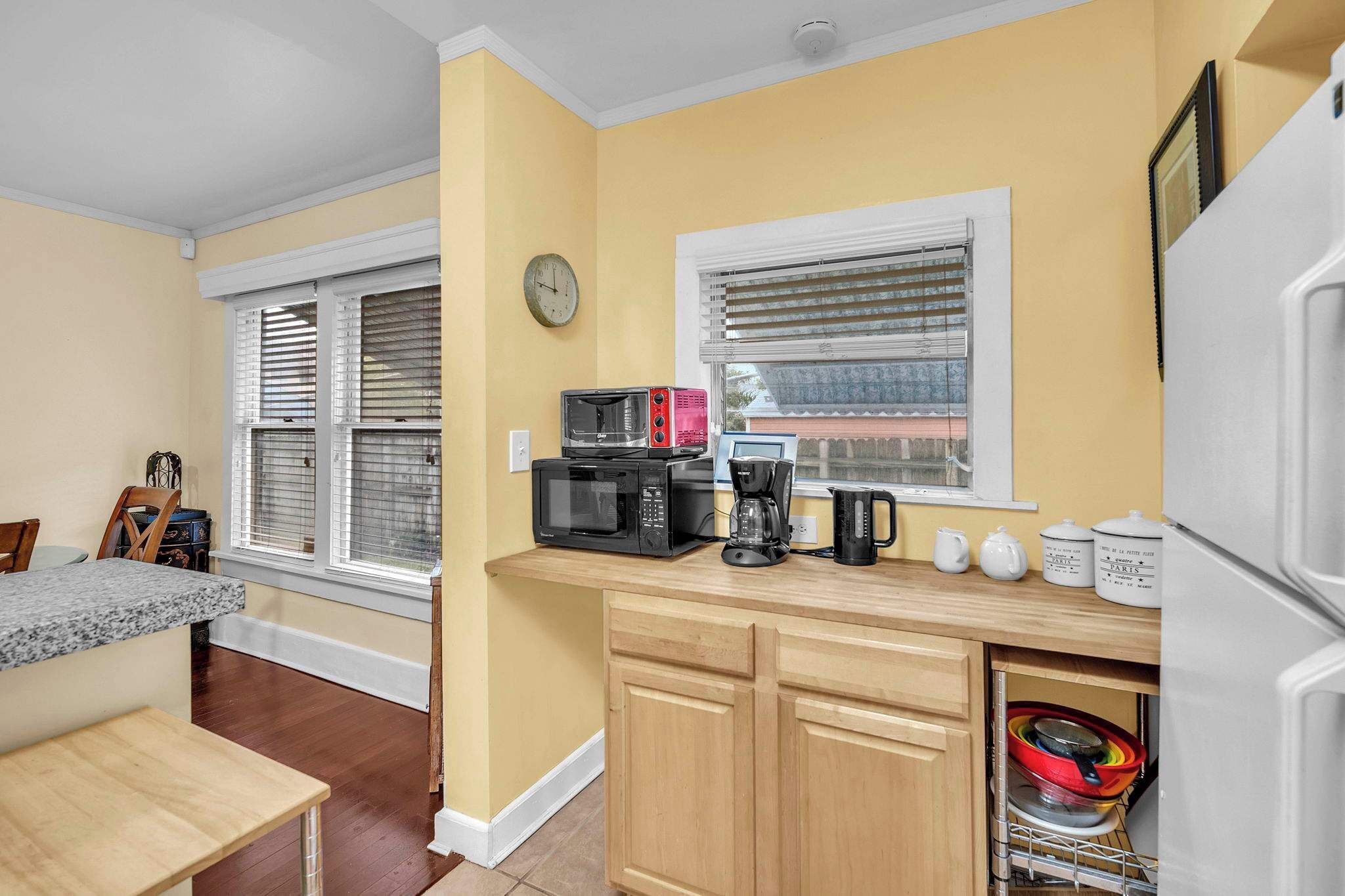 Coffee/tea maker, fridge, microwave, oven