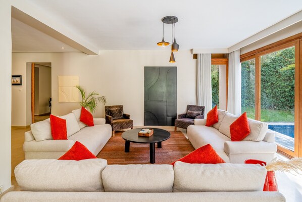 Una sala de estar moderna con dos sofás, una mesa de centro y una chimenea.