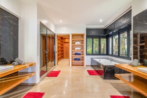 Douche, sèche-cheveux, bidet, serviettes fournies
