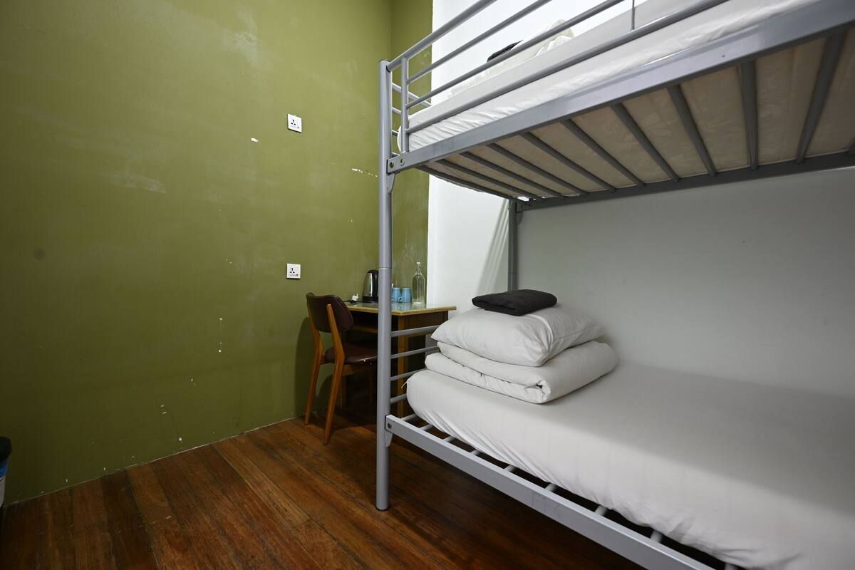 Habitació amb dos llits individuals estàndard | Wifi gratuïta i roba de llit 