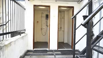 Deluxe Triple Room, Shared Bathroom | Bilik Mandi | Pancuran mandi
