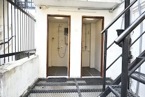 Deluxe Triple Room with Shared Bathroom | Bathroom