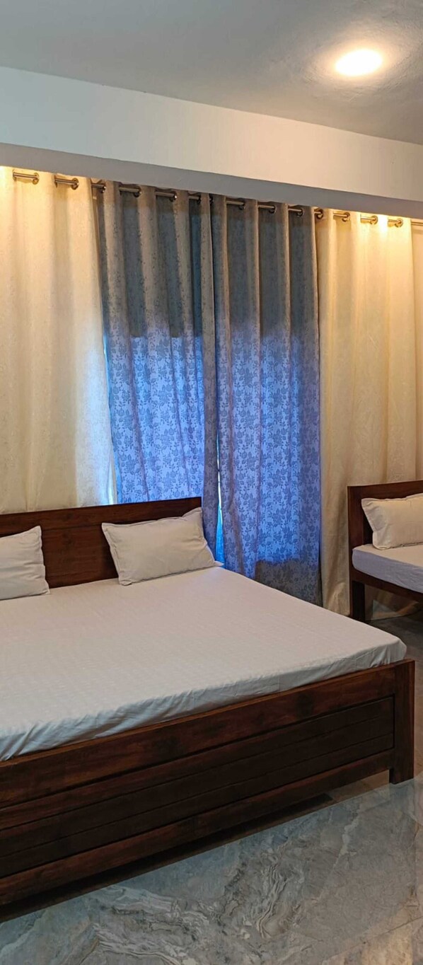 Habitación estándar | Escritorio, camas extra y ropa de cama
