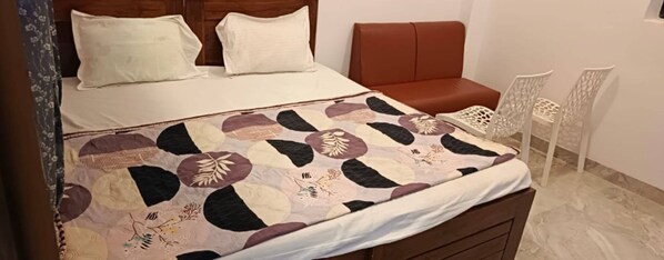 Desk, rollaway beds, bed sheets