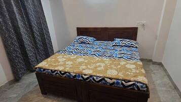 Standard Room | Desk, rollaway beds, bed sheets