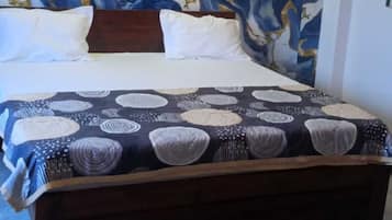 Escritorio, camas plegables/adicionales y ropa de cama