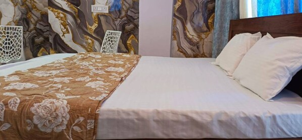 Desk, rollaway beds, bed sheets