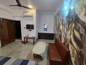 Deluxe Room | Desk, rollaway beds, bed sheets - Hotel Aarav Palace (Sehore)