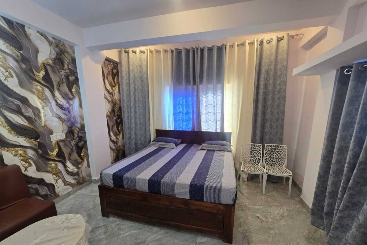 Habitación Deluxe | Escritorio, camas supletorias, ropa de cama