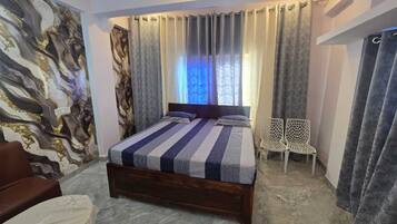 Deluxe Room | Desk, rollaway beds, bed sheets