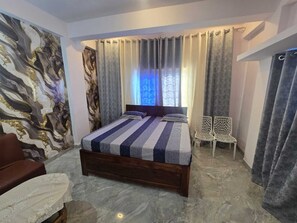 Deluxe Room | Desk, rollaway beds, bed sheets - Hotel Aarav Palace (Sehore)