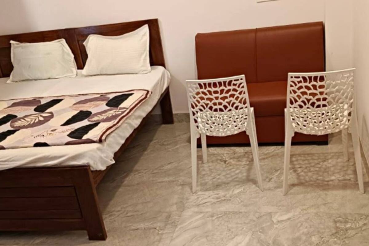 Desk, rollaway beds, bed sheets