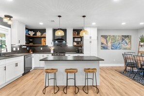 Kjøleskap, mikrobølgeovn, ovn og kokeplater