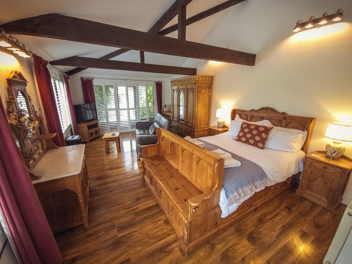 8 bedrooms, iron/ironing board, WiFi, bed sheets