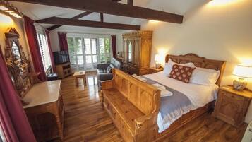 8 bedrooms, iron/ironing board, WiFi, bed sheets
