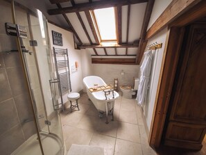 Ducha, secador de pelo, toallas y jabón