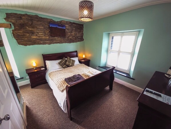 8 bedrooms, iron/ironing board, WiFi, bed sheets