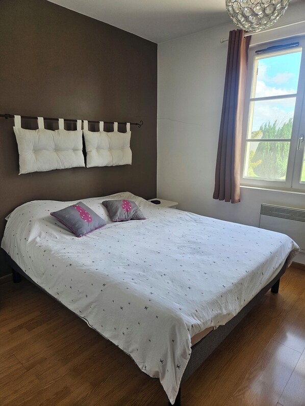 3 bedrooms, iron/ironing board, WiFi, bed sheets
