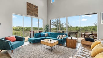 Tv, eldstad, tv-spel och böcker