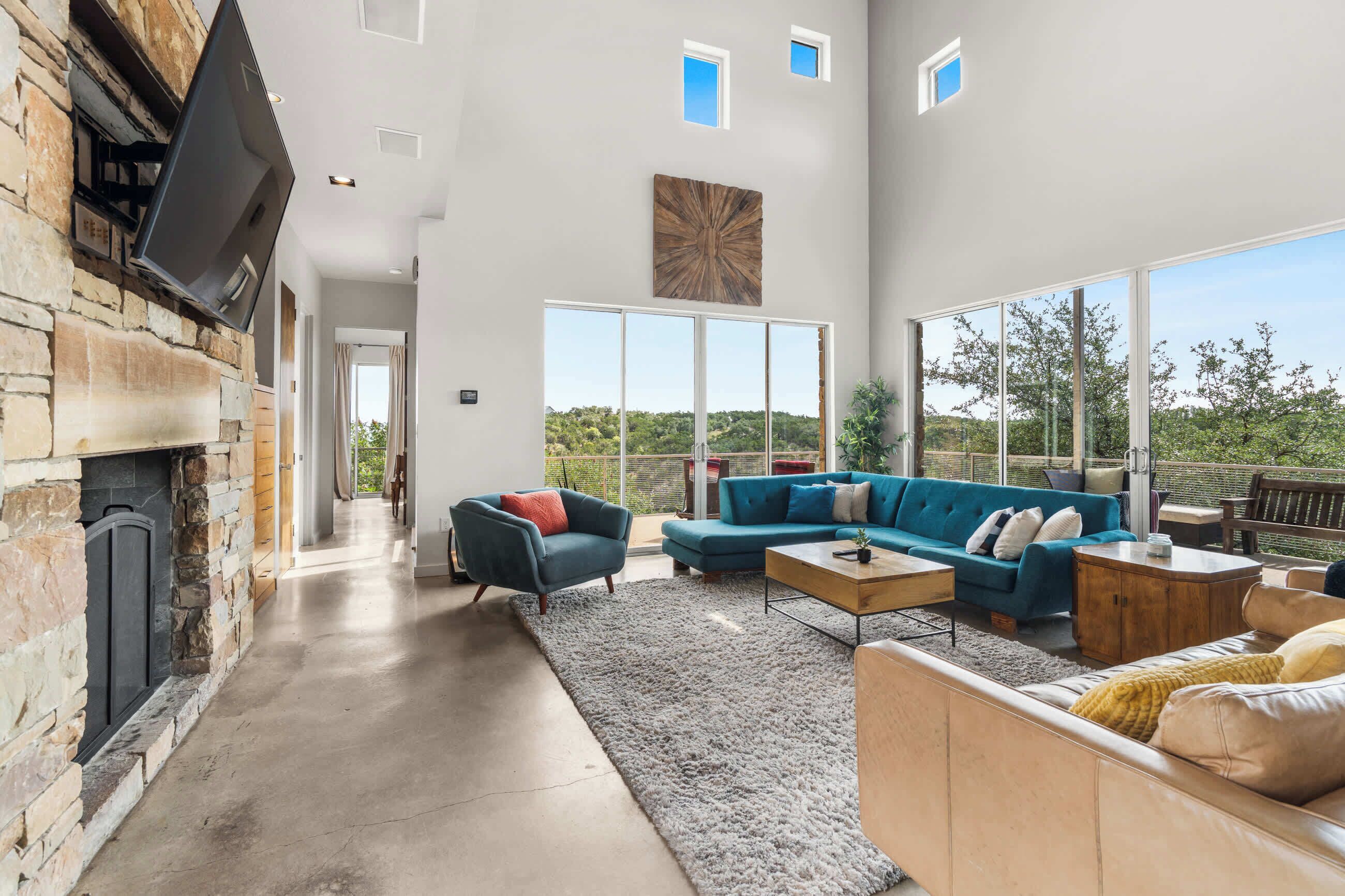 Smart-TV, Kamin, Arbeitsbereiche