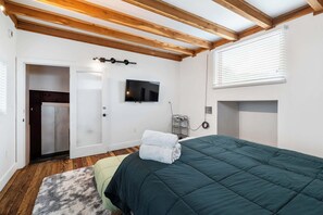 7 bedrooms, iron/ironing board, WiFi, bed sheets