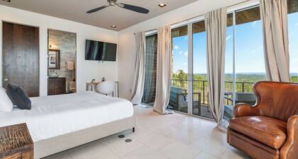 Luxury 7BR Hill Country Gem Hot Tub & Barndominium