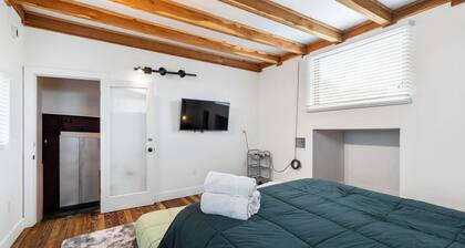 Contemporary 3BR Country Gem Swim Spa & Fire Pit