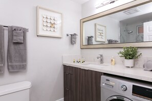 Dusch, hårtork och handdukar