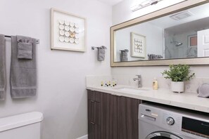 Dusche, Haartrockner, Handtücher