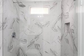 Dusche, Haartrockner, Handtücher, Shampoo