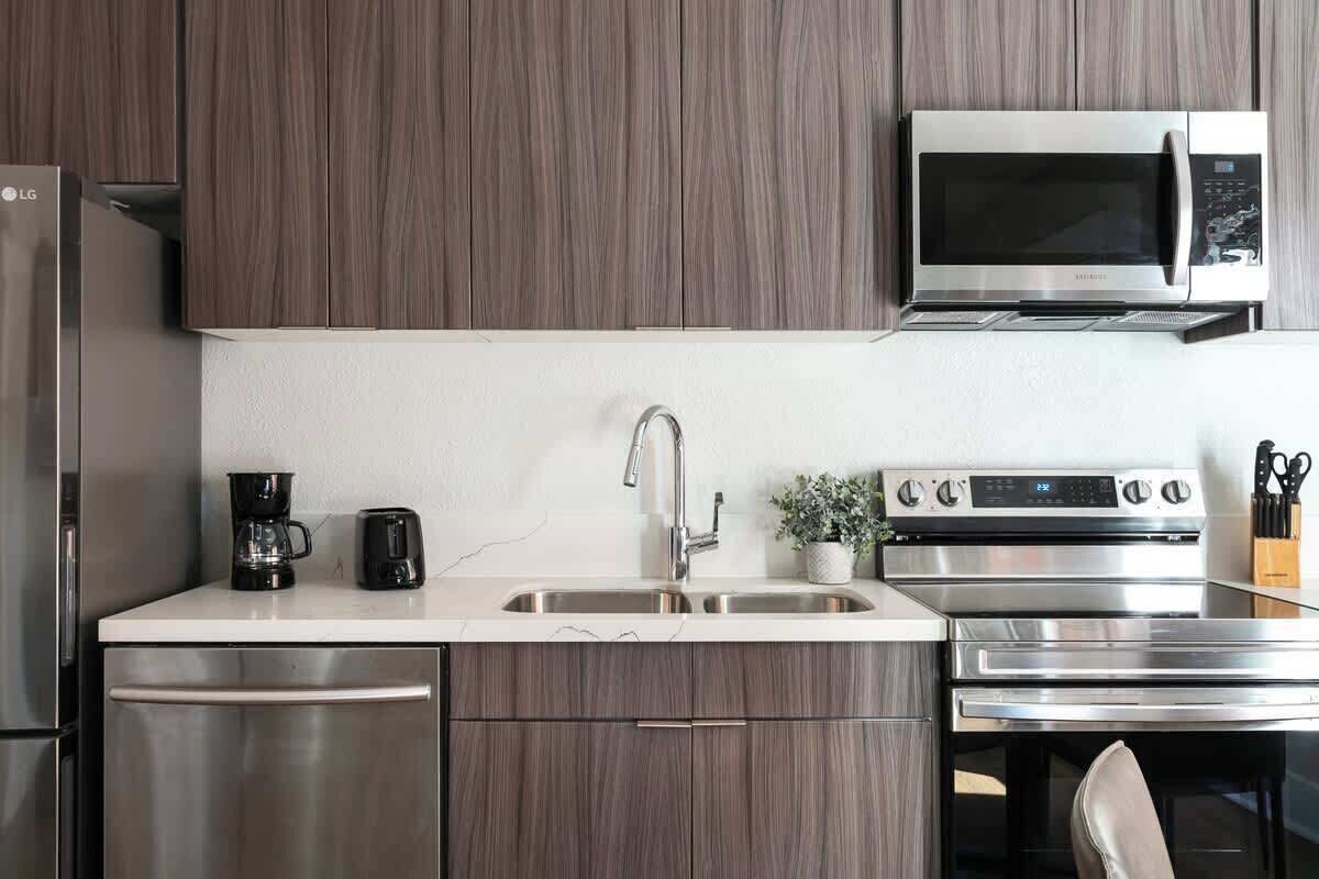 Een koelkast, een magnetron, een oven, een kookplaat