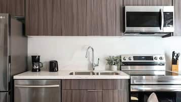 Een koelkast, een magnetron, een oven, een kookplaat