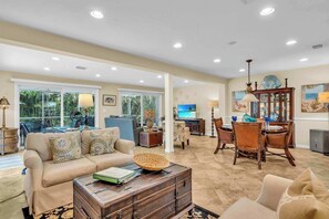 TV, offices - Gulf Gate Dream 2bd 2ba Htd Pool Beaches Shopping (Sarasota)