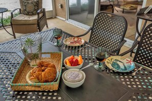 Outdoor dining - Gulf Gate Dream 2bd 2ba Htd Pool Beaches Shopping (Sarasota)