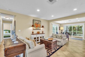 TV, offices - Gulf Gate Dream 2bd 2ba Htd Pool Beaches Shopping (Sarasota)