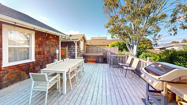 Outdoor dining - SALTWORKS COTTAGE at Seaside Beach (Seaside)