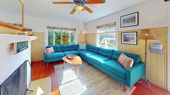 Tv, eldstad, dvd-spelare och en stereo