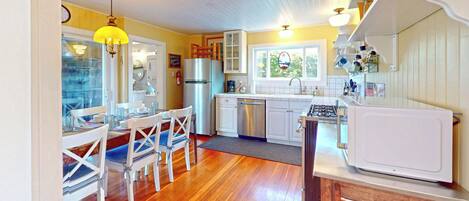 Geladeira, micro-ondas, fogão, cooktop