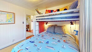 3 bedrooms, free WiFi, bed sheets - SALTWORKS COTTAGE at Seaside Beach (Seaside)