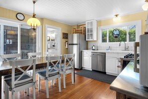 Fridge, microwave, oven, stovetop - SALTWORKS COTTAGE at Seaside Beach (Seaside)